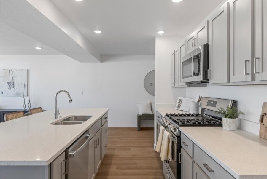 2412 E Woodbury Ln Interior Photo 3