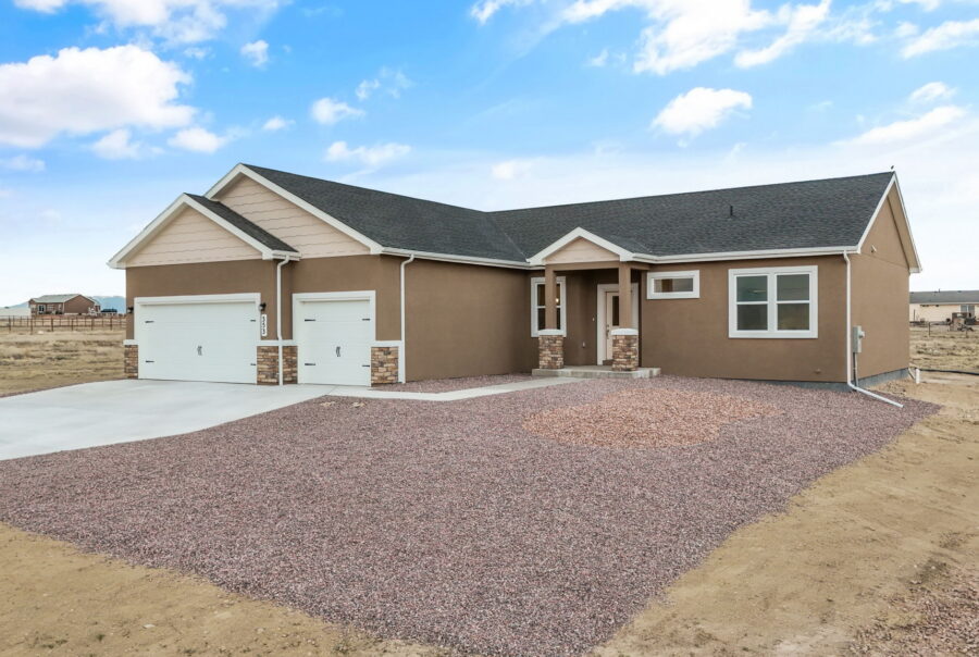 824 E Loma Dr, Pueblo West, CO 81007 Exterior Photo 2